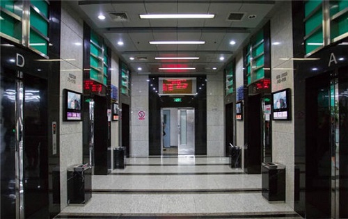 学院国际大厦电梯口